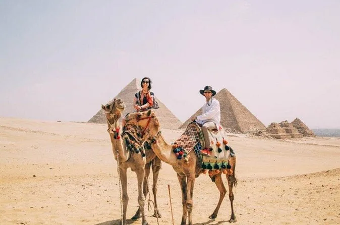 Pyramides de Gizeh, Musée égyptien et bazar