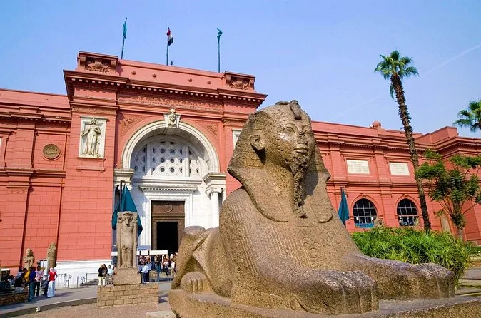 Un sphinx de granit devant l'entrée en arcade du Musée égyptien par une journée ensoleillée
